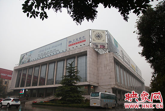 兩塊巨幅廣告牌仍然存在。