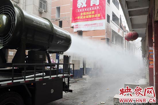 針對造成霧霾的主兇“建筑工地?fù)P塵”，“霧炮車”降塵除塵效果能到到80%。