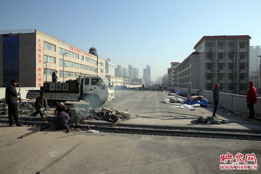 由西向東方向，嵩山南路出口以東，仍在緊張施工中。