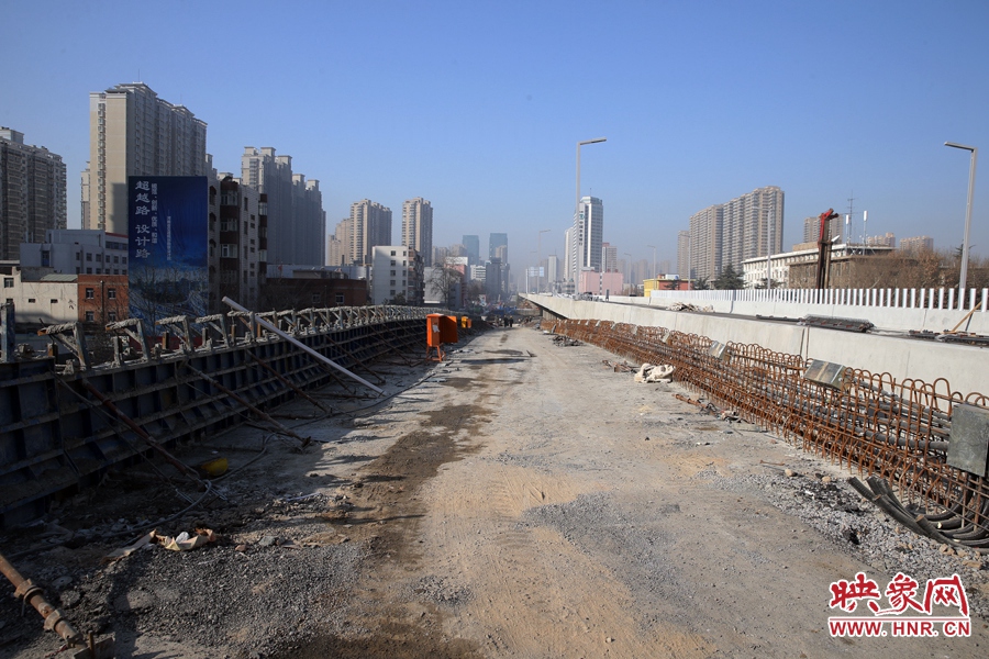由西向東方向，嵩山南路出口以東，仍在緊張施工中。