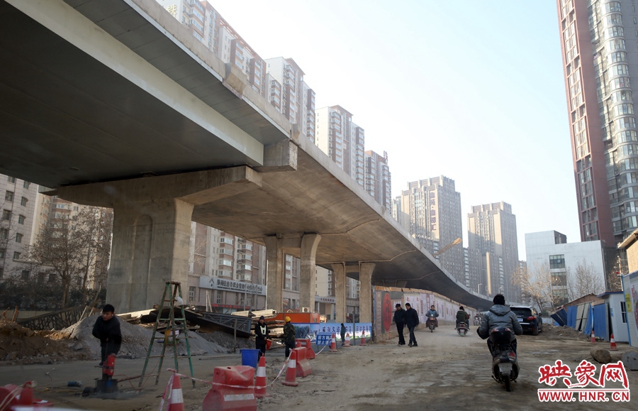 由西向東方向，嵩山南路出口以東，仍在緊張施工中。