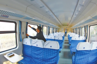 硬座車廂 藍(lán)色座套，清清爽爽。