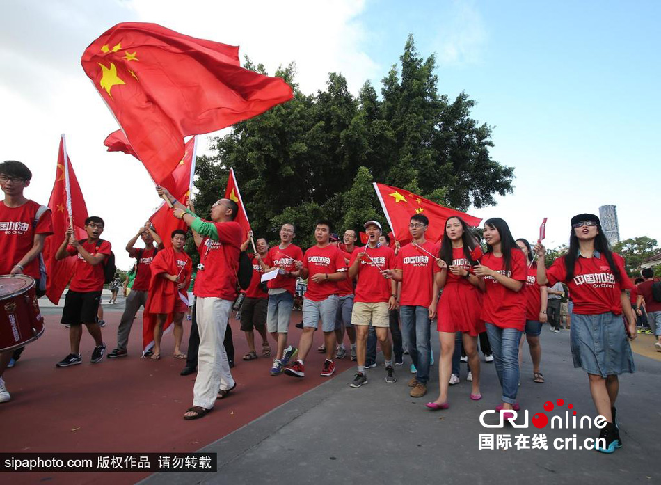 賽前中國(guó)球迷揮舞國(guó)旗進(jìn)場(chǎng)，為國(guó)足助威。