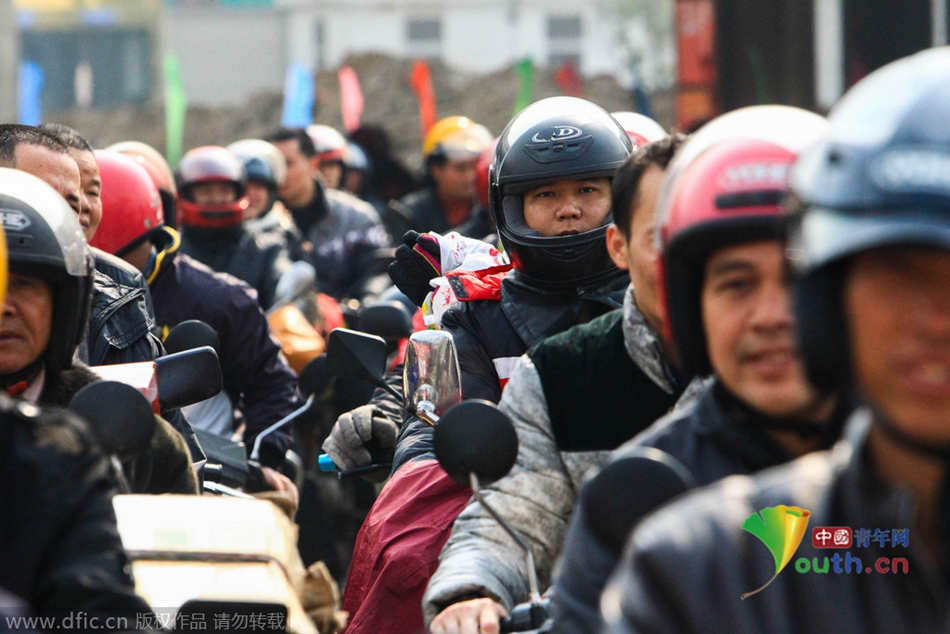 2015年2月10日，廣東佛山，順德龍山加油站為返鄉(xiāng)摩托車(chē)免費(fèi)加油。