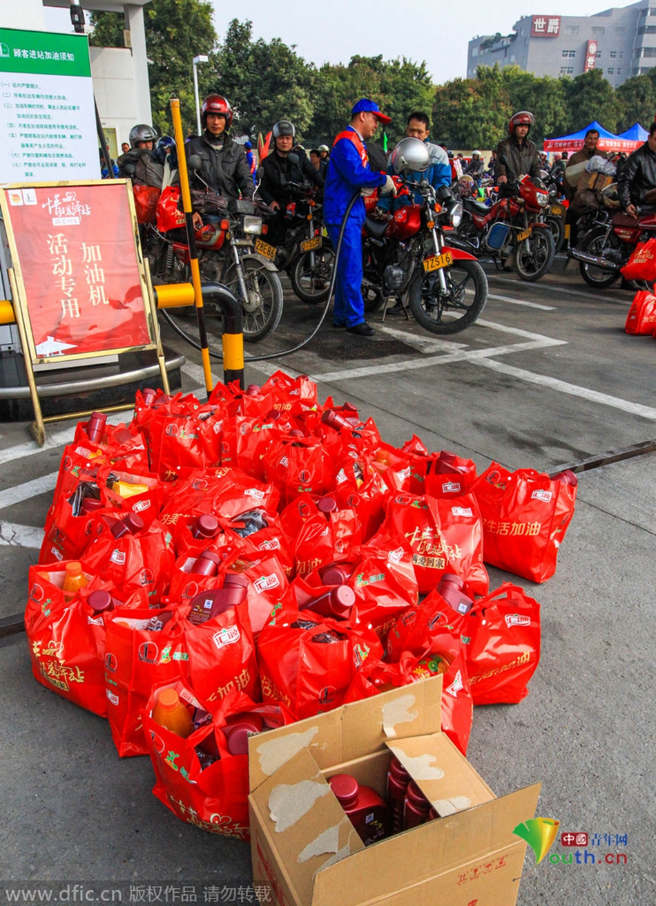 2015年2月10日，廣東佛山，順德龍山加油站為返鄉(xiāng)摩托車(chē)免費(fèi)加油。