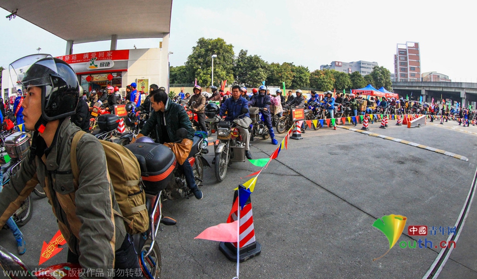 2015年2月10日，廣東佛山，順德龍山加油站為返鄉(xiāng)摩托車(chē)免費(fèi)加油。