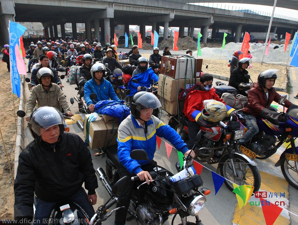 2015年2月10日，廣東佛山，順德龍山加油站為返鄉(xiāng)摩托車(chē)免費(fèi)加油。
