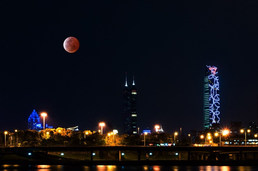 4月4日，深圳，月全食，一輪紅月亮現(xiàn)身夜空。（合成）鄧飛/CFP