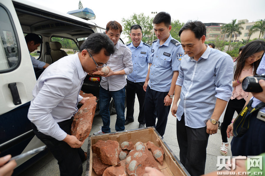 市文化綜合執(zhí)法大隊工作人員和110公安干警也迅速趕到現(xiàn)場維持秩序。