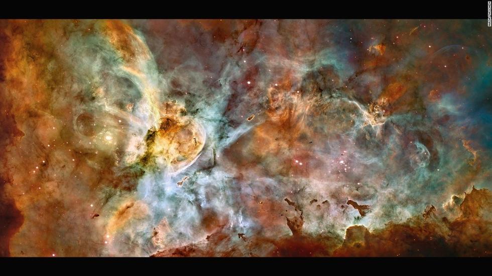 這個(gè)大星系是小恒星的誕生地，預(yù)計(jì)其中有數(shù)顆質(zhì)量為太陽的50至100倍的恒星