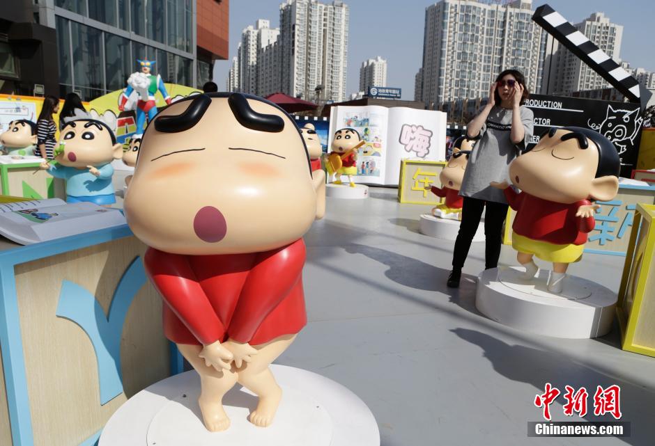 4月22日，游客參觀蠟筆小新特展?！跋灩P小新25周年紀(jì)念特展”日前在北京開展