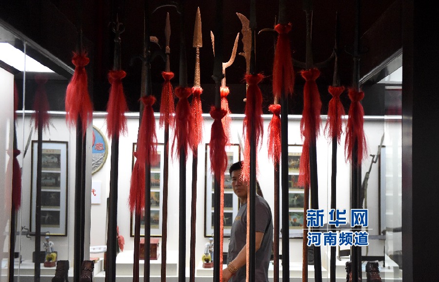 4月26日，參觀者在兵器展覽館內(nèi)參觀。