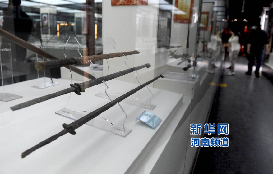 4月26日，參觀者在兵器展覽館內(nèi)參觀。