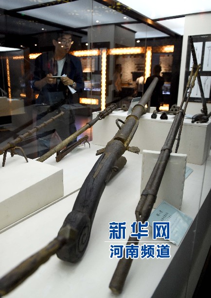 4月26日，參觀者在兵器展覽館內(nèi)參觀。