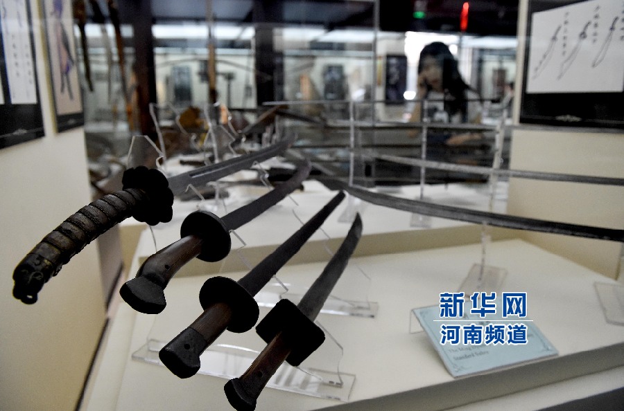4月26日，參觀者在兵器展覽館內(nèi)參觀。