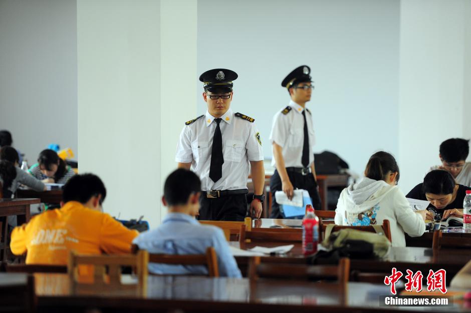5月8日，武漢輕工大學(xué)圖書館保安黃凱、萬文杰在圖書館巡查。中新社發(fā) 張暢 攝