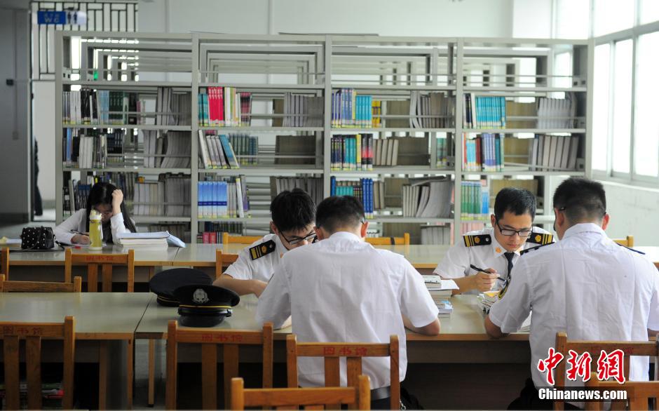 5月8日，武漢輕工大學(xué)保安黃凱在圖書館巡查。中新社發(fā) 張暢 攝