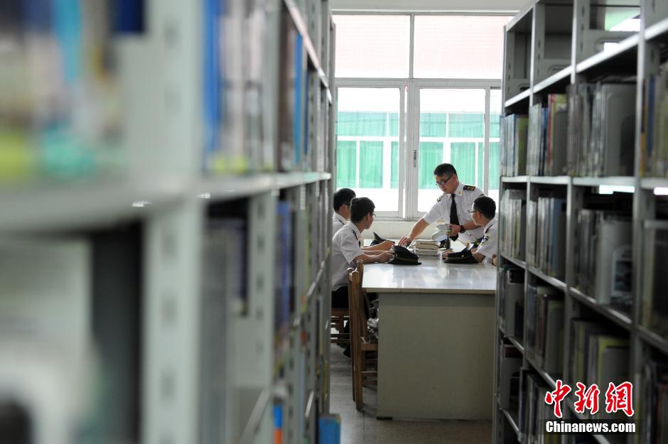 5月8日，武漢輕工大學(xué)保安吳濤、江力、黃凱、萬文杰在圖書館學(xué)習(xí)中。中新社發(fā) 張暢 攝