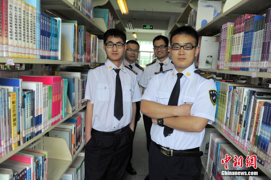 　5月8日，武漢輕工大學(xué)圖書館保安吳濤、江力、黃凱、萬文杰。中新社發(fā) 張暢 攝
