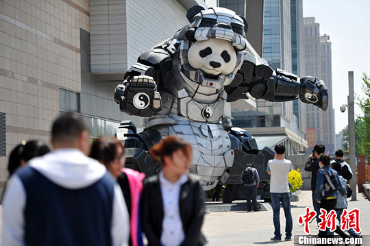 5月9日，遼寧沈陽(yáng)，一商城門前廣場(chǎng)上驚現(xiàn)7米多高的熊貓鋼鐵俠，吸引不少人駐足拍照。