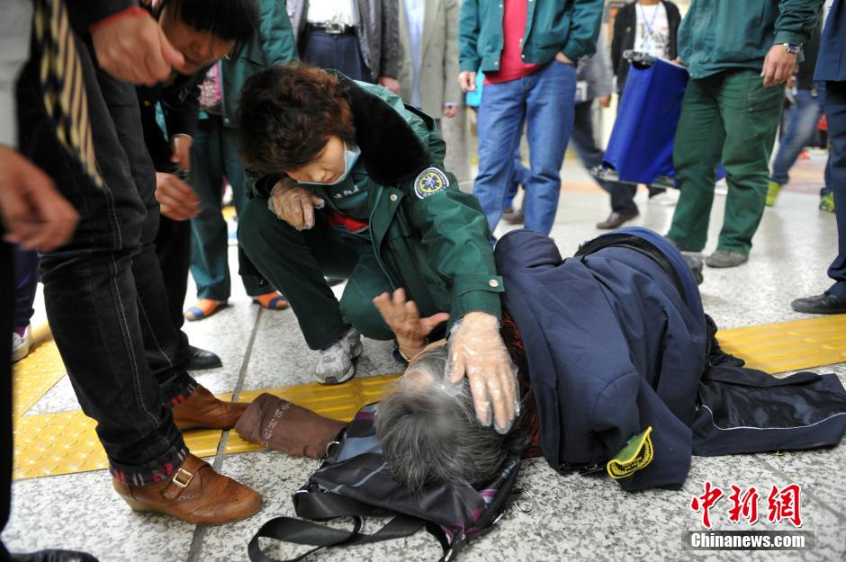 74歲老太地鐵站臺摔倒稱“有老保，不訛人”