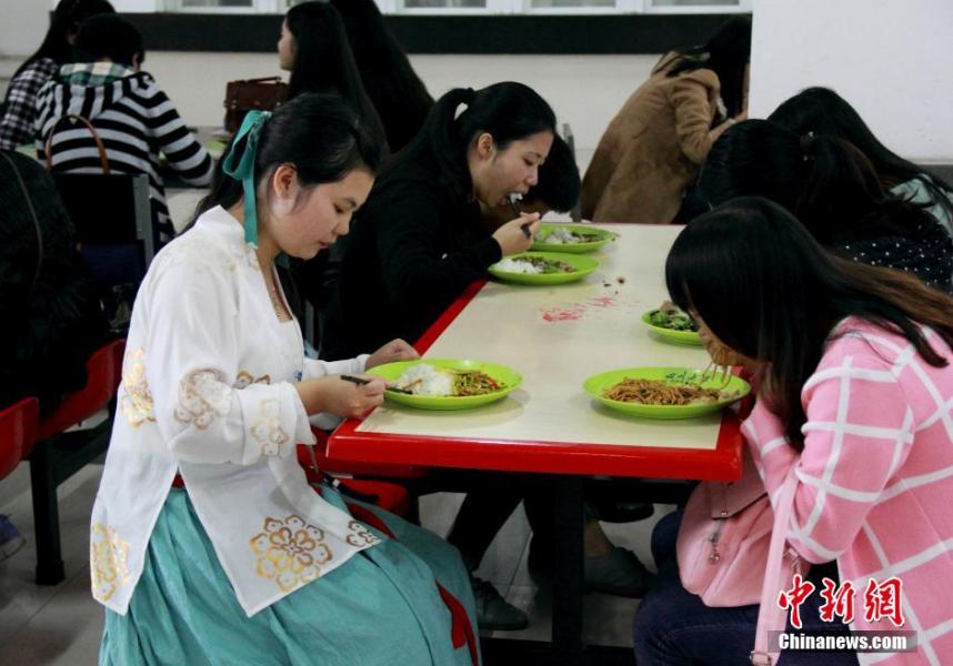 圖為穿漢服在食堂吃飯的胡雅潔。