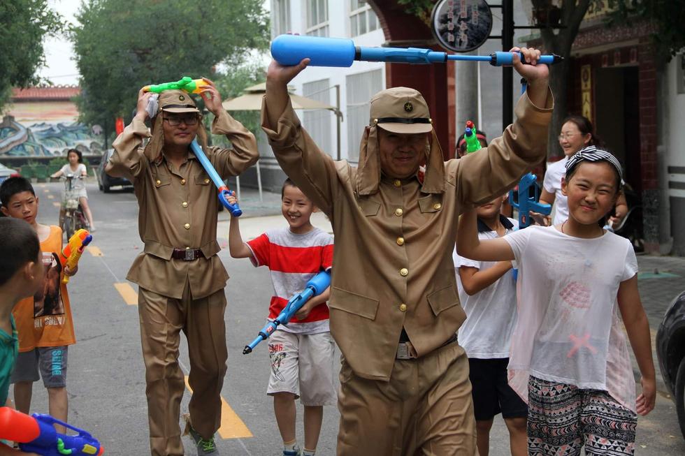 最終幾名鬼子被八路軍制服，被押著游街示眾，以此慶?？谷諔?zhàn)爭勝利70周年。