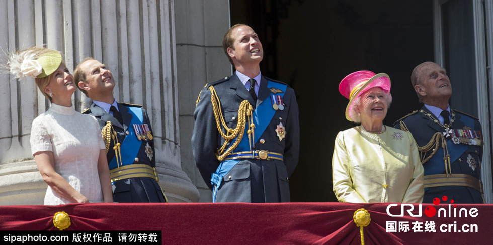英國女王伊麗莎白二世攜眾王室成員觀看空軍飛行表演。
