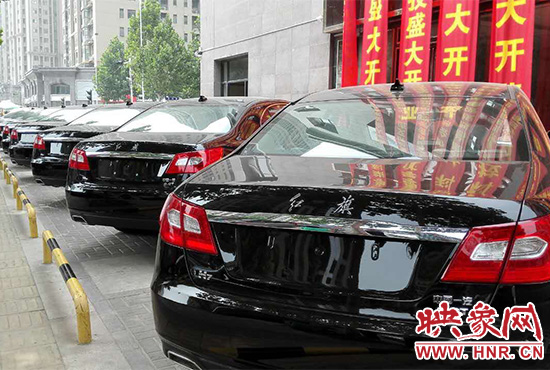 路邊一棟樓上懸掛著二三十條紅色條幅，全部是祝賀一家公司開業(yè)的。