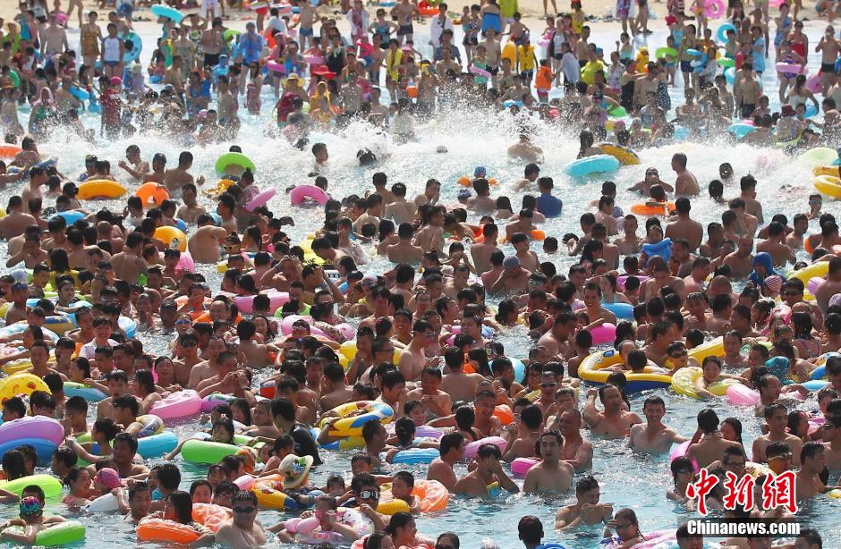 8月1日，民眾扎堆在南京湯山歡樂水魔方水上樂園戲水，享受“冰火兩重天”的涼爽和激情。連日來，中國大部分地區(qū)迎來高溫天氣。