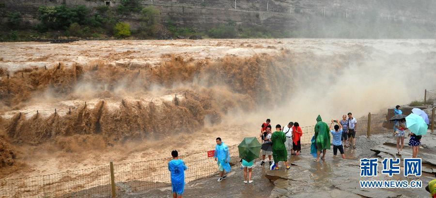 8月2日，游客在山西吉縣黃河壺口瀑布景區(qū)游覽觀瀑。