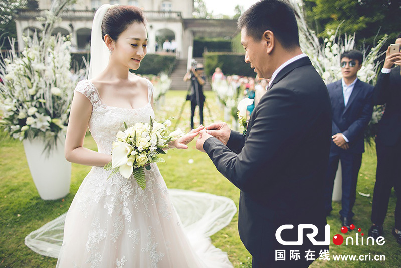 李小冉比利時(shí)辦婚禮 朱丹、鐘欣潼、應(yīng)采兒做伴娘