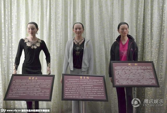 ，“華鎣山中外名人蠟像館”中的蠟像，被網(wǎng)友稱作“華鎣山農(nóng)貿(mào)服裝發(fā)布會(huì)”。