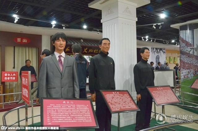 “華鎣山中外名人蠟像館”中的蠟像，被網(wǎng)友稱作“華鎣山農(nóng)貿(mào)服裝發(fā)布會(huì)”。