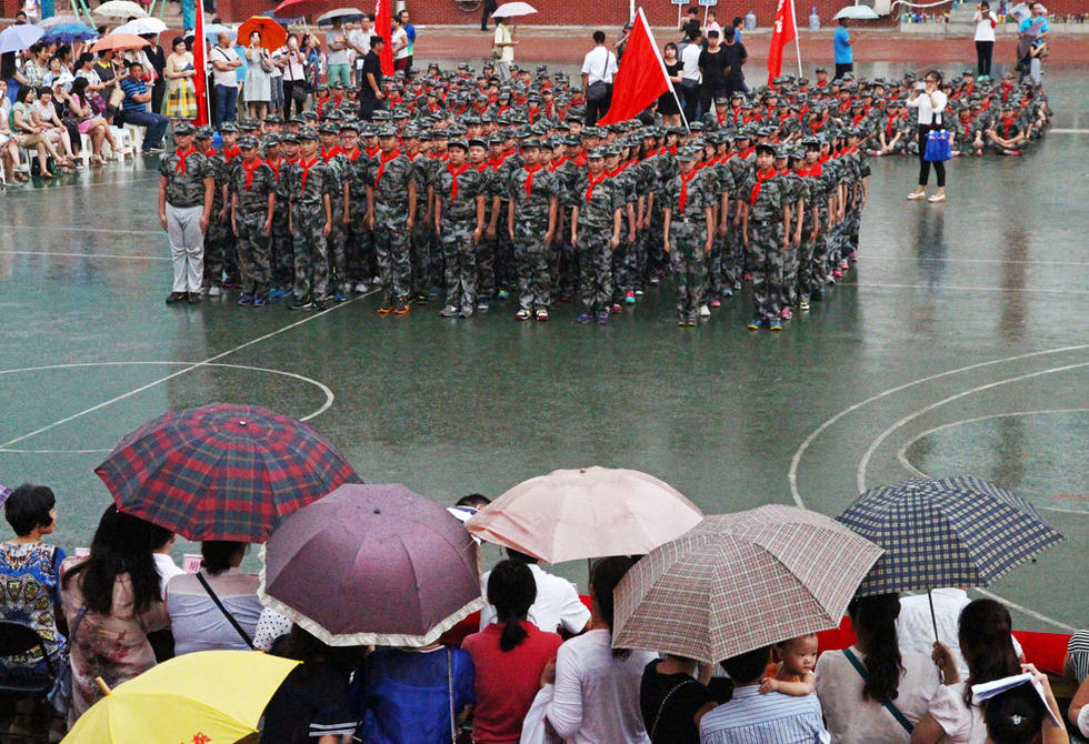 鄭州市，鄭州市第八中學(xué)會(huì)操表演當(dāng)天突降大雨，但是同學(xué)們在雨中堅(jiān)持完成了會(huì)操表演。