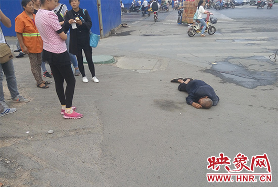 老人倒地后無人敢扶，過路市民拍照作證。