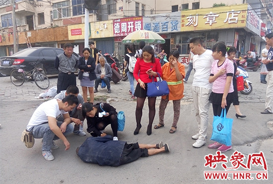 據(jù)附近環(huán)衛(wèi)工人介紹，老人是自己過路口時不小心摔倒的。