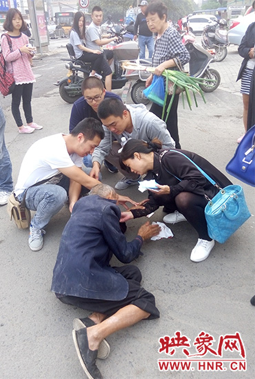 一些愛心市民在撥打了110和120后，上前給老人擦臉上的血跡。