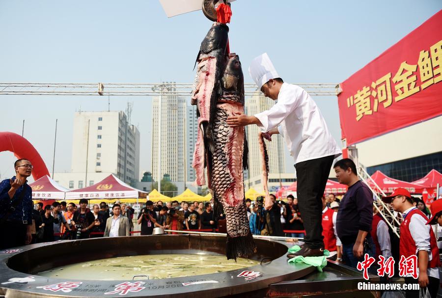 河南鄭州，一個直徑3.15米，深0.7米，可容納3噸高湯的“中原第一鍋”現(xiàn)場烹煮火鍋盛宴。