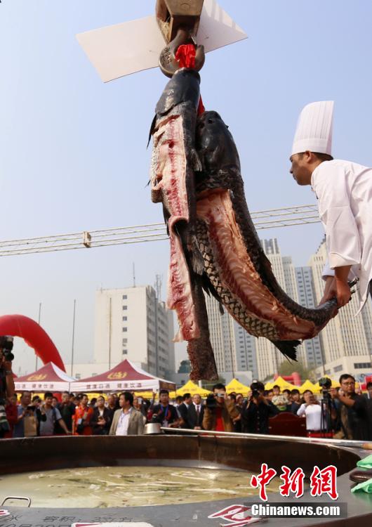 廚師對魚肉進行處理。 圖片來源：CFP視覺中國