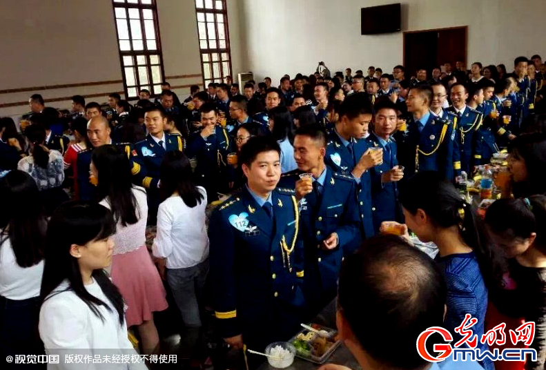 湖北武漢，“嫁人就嫁解放軍”，每年一屆的武漢軍旅姻緣會(huì)17日在駐漢空軍某指揮所文化活動(dòng)中心舉行