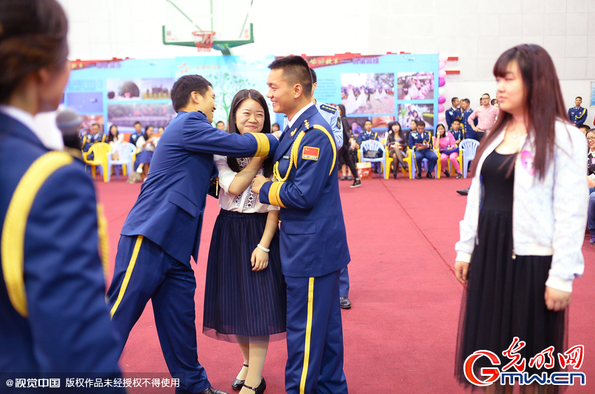 湖北武漢，“嫁人就嫁解放軍”，每年一屆的武漢軍旅姻緣會(huì)17日在駐漢空軍某指揮所文化活動(dòng)中心舉行