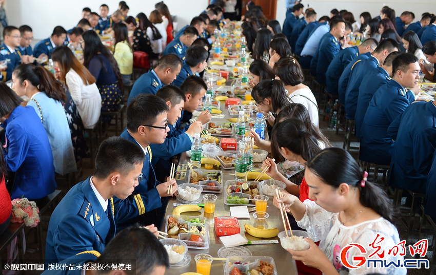 湖北武漢，“嫁人就嫁解放軍”，每年一屆的武漢軍旅姻緣會(huì)17日在駐漢空軍某指揮所文化活動(dòng)中心舉行