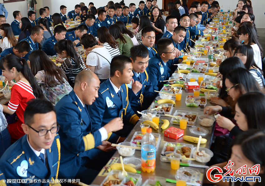 湖北武漢，“嫁人就嫁解放軍”，每年一屆的武漢軍旅姻緣會(huì)17日在駐漢空軍某指揮所文化活動(dòng)中心舉行
