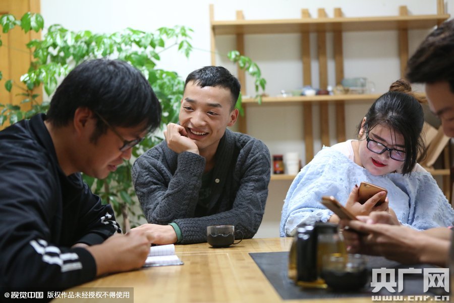 網(wǎng)絡紅人葉良辰現(xiàn)身浙江臺州，接受記者的專訪。