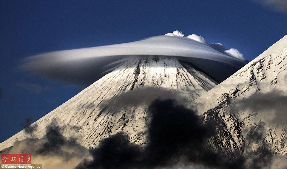 火山上籠罩著類似于外星飛碟形狀的云彩，場景猶如科幻大片。