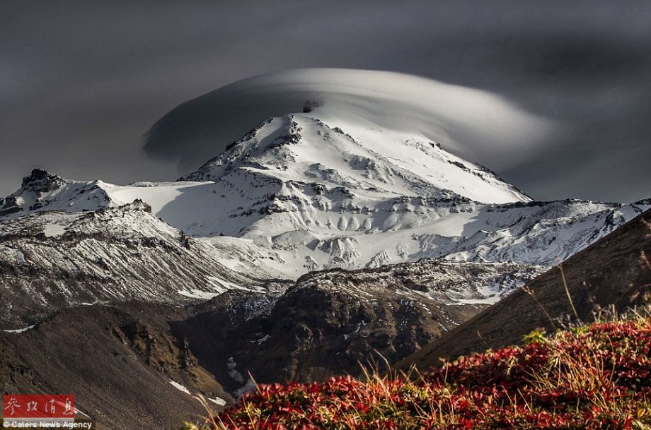 火山上籠罩著類似于外星飛碟形狀的云彩，場景猶如科幻大片。