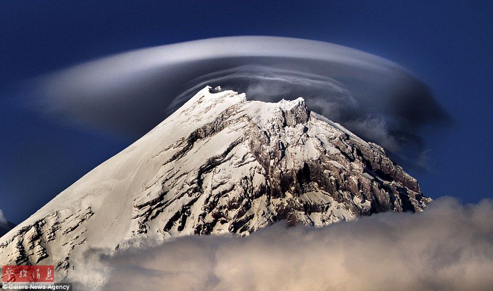 火山上籠罩著類似于外星飛碟形狀的云彩，場景猶如科幻大片。