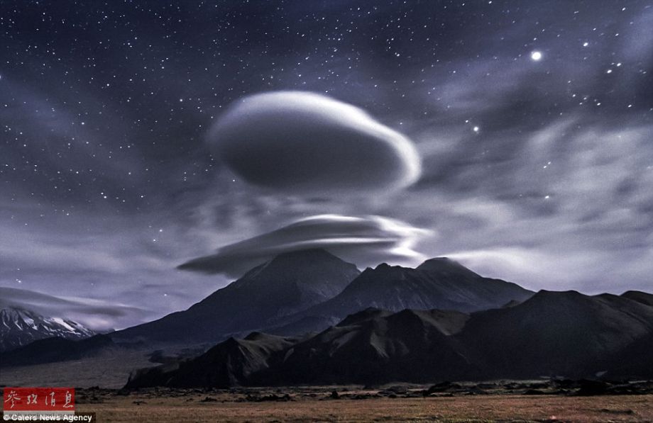 火山上籠罩著類似于外星飛碟形狀的云彩，場景猶如科幻大片。