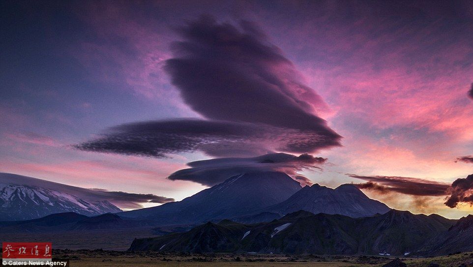 火山上籠罩著類似于外星飛碟形狀的云彩，場景猶如科幻大片。